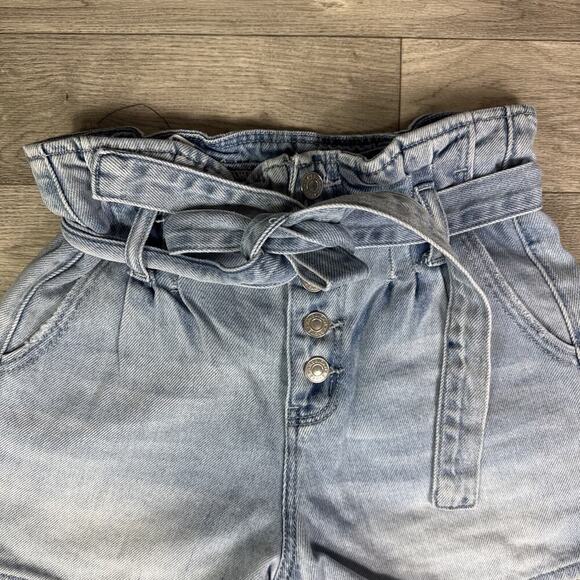 American Eagle Button Front Pleated Belted Denim Mom Jean Shorts Light Wash 00 - Picture 2 of 7